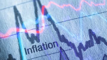 Aux États-Unis, l’inflation ralentit, mais est-ce que la Fed va suivre le mouvement?